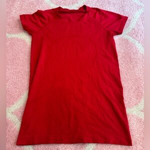 womens lululemon size 6 swiftly! small ink stain but not noticeable